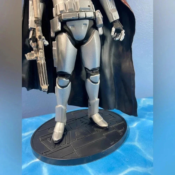 Star Wars Elite Series - Disney Store Exclusive - Die-Cast Captain Phasma 7 1/4” - Picture 2 of 14